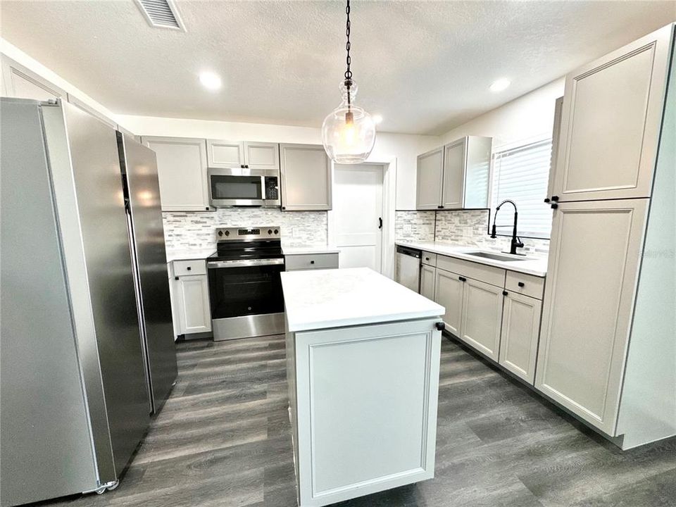 En Venta: $295,000 (3 camas, 2 baños, 884 Pies cuadrados)