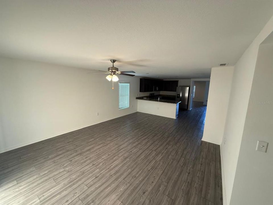 En Venta: $319,500 (4 camas, 2 baños, 1869 Pies cuadrados)