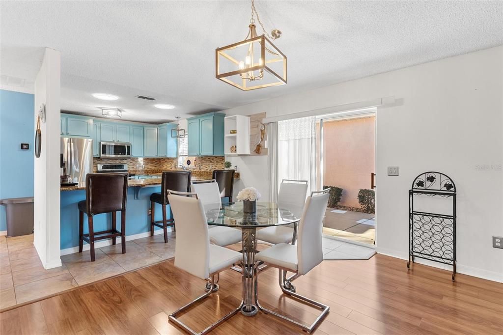 For Sale: $315,000 (2 beds, 2 baths, 1087 Square Feet)