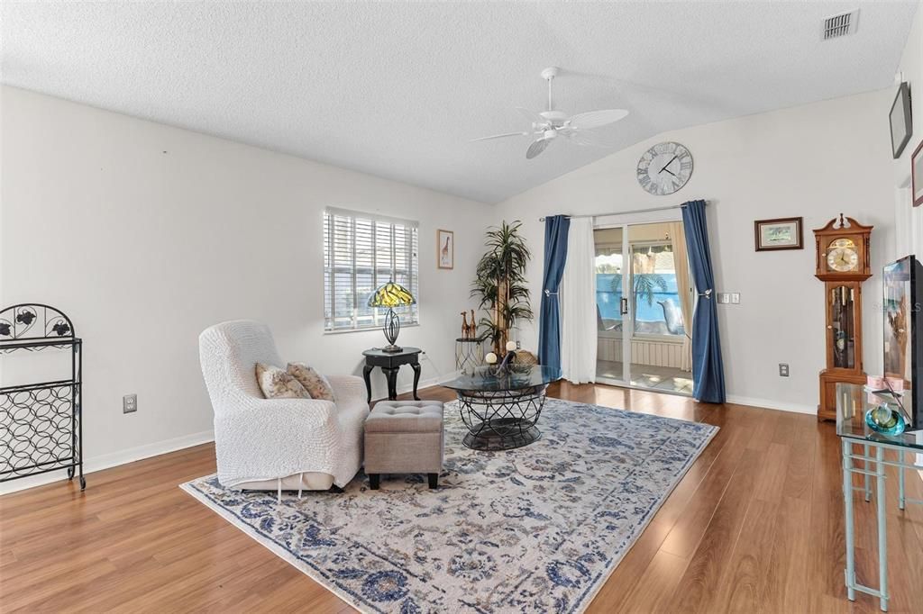 For Sale: $315,000 (2 beds, 2 baths, 1087 Square Feet)