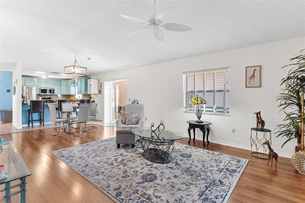 For Sale: $315,000 (2 beds, 2 baths, 1087 Square Feet)