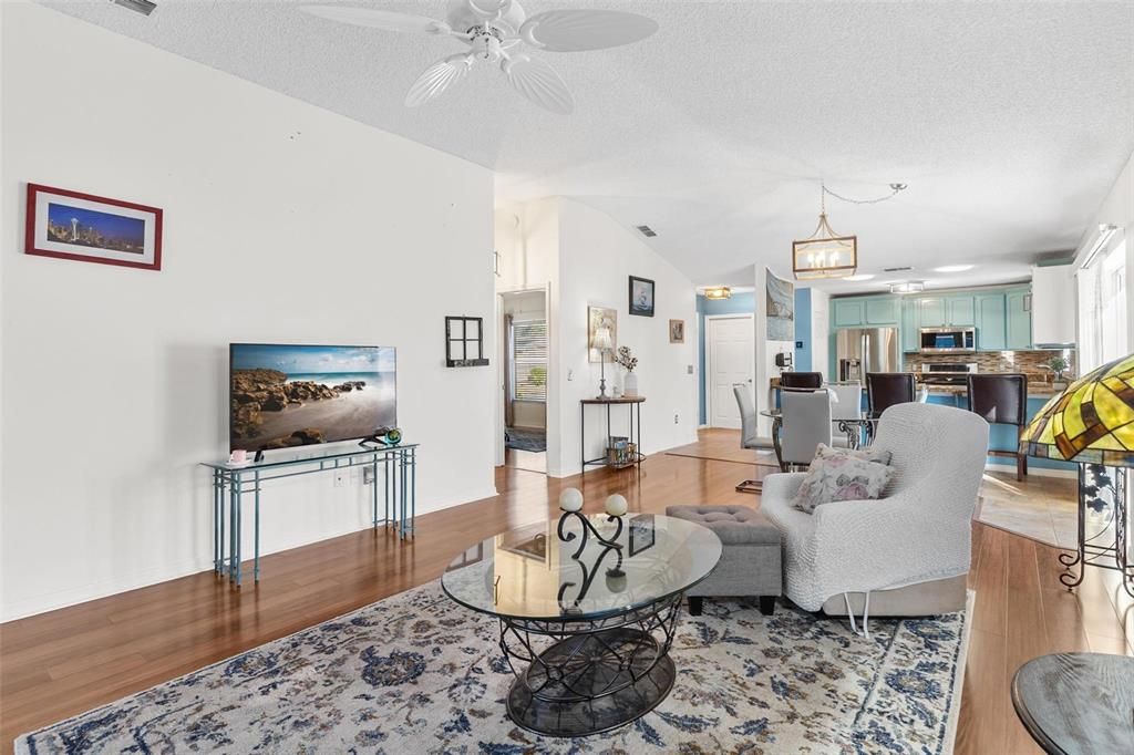 For Sale: $315,000 (2 beds, 2 baths, 1087 Square Feet)