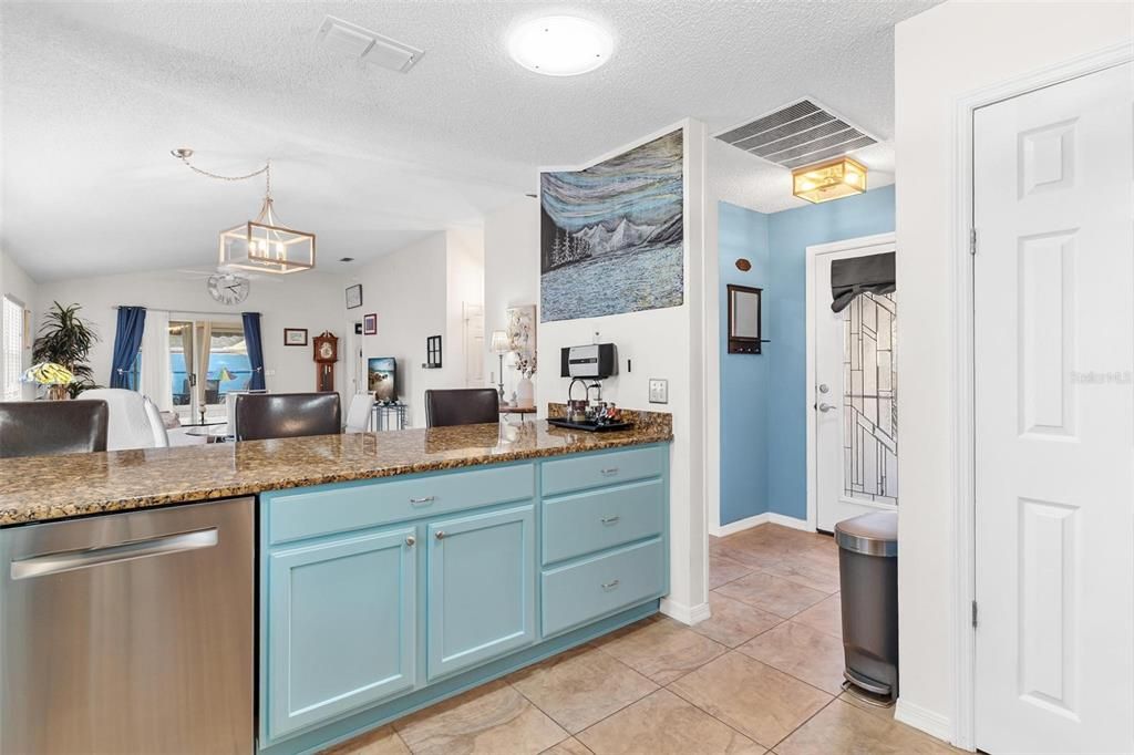 For Sale: $315,000 (2 beds, 2 baths, 1087 Square Feet)