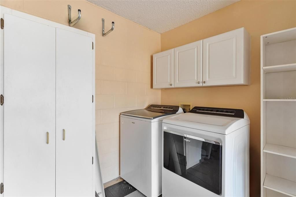 For Sale: $315,000 (2 beds, 2 baths, 1087 Square Feet)