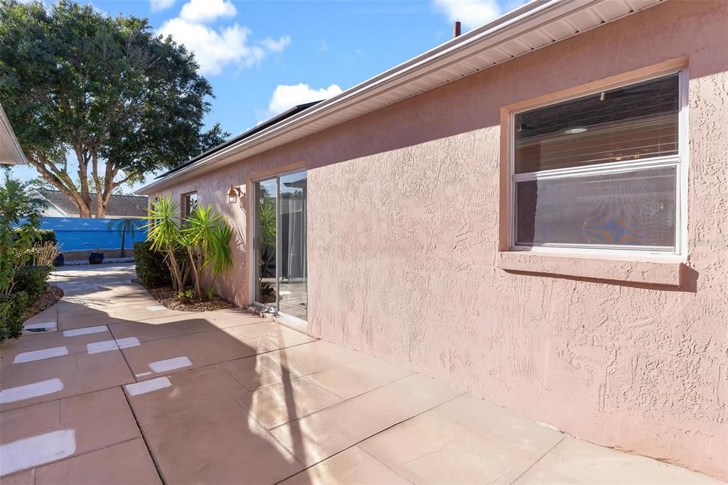 For Sale: $315,000 (2 beds, 2 baths, 1087 Square Feet)