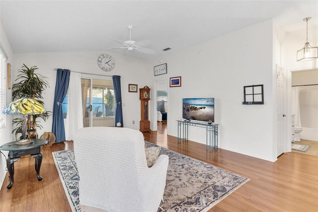 For Sale: $315,000 (2 beds, 2 baths, 1087 Square Feet)