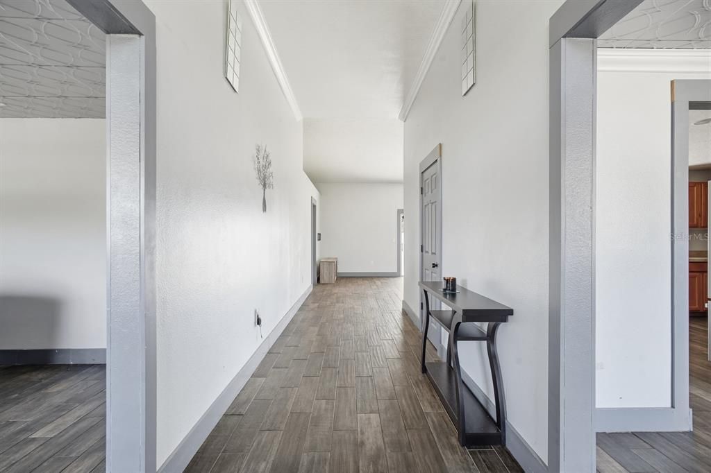 合同活跃: $320,000 (4 贝兹, 2 浴室, 2324 平方英尺)