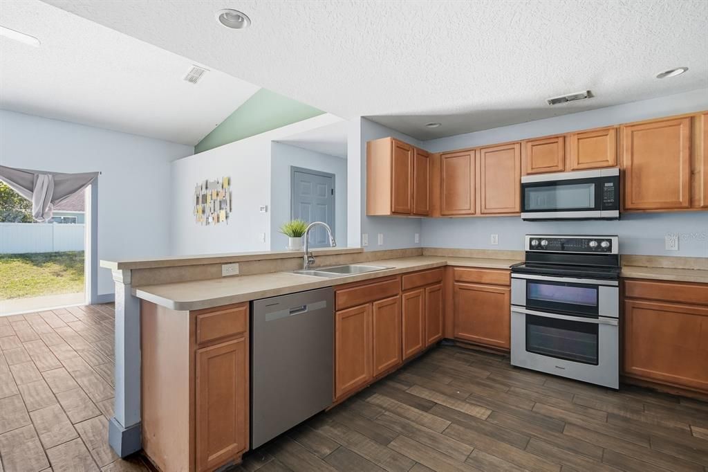 合同活跃: $320,000 (4 贝兹, 2 浴室, 2324 平方英尺)