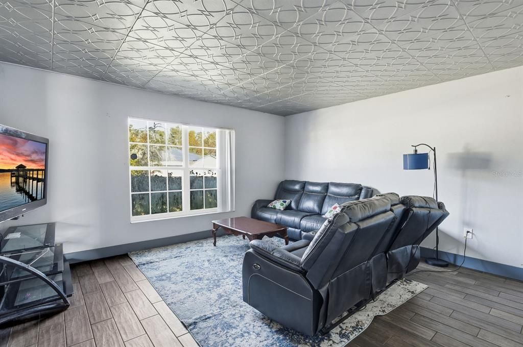 合同活跃: $320,000 (4 贝兹, 2 浴室, 2324 平方英尺)