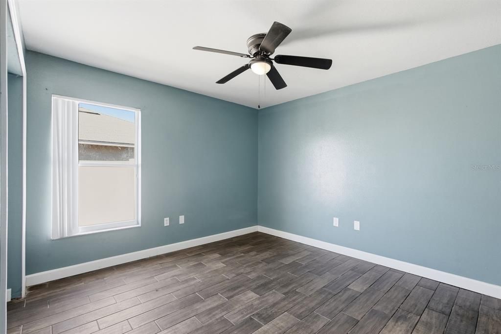 合同活跃: $320,000 (4 贝兹, 2 浴室, 2324 平方英尺)