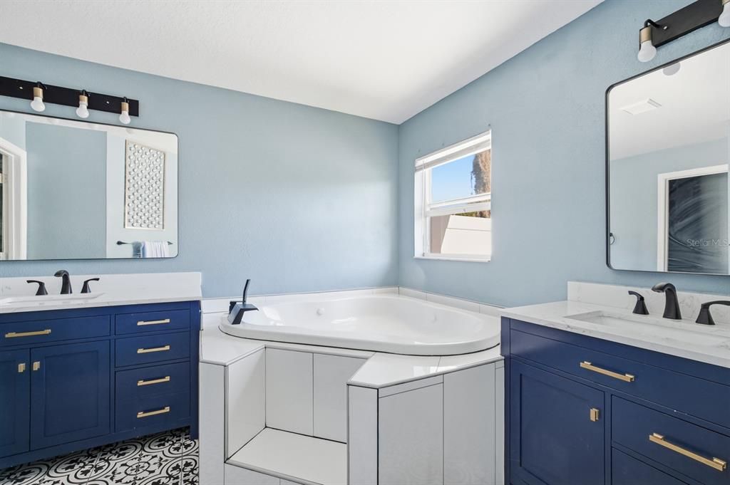 合同活跃: $320,000 (4 贝兹, 2 浴室, 2324 平方英尺)