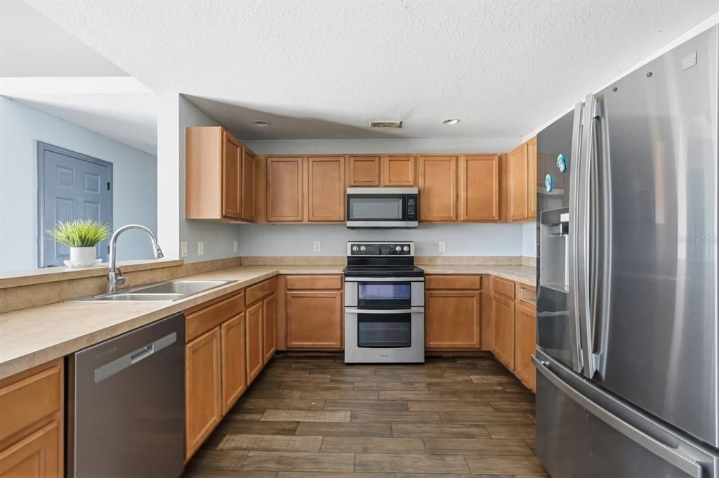 合同活跃: $320,000 (4 贝兹, 2 浴室, 2324 平方英尺)