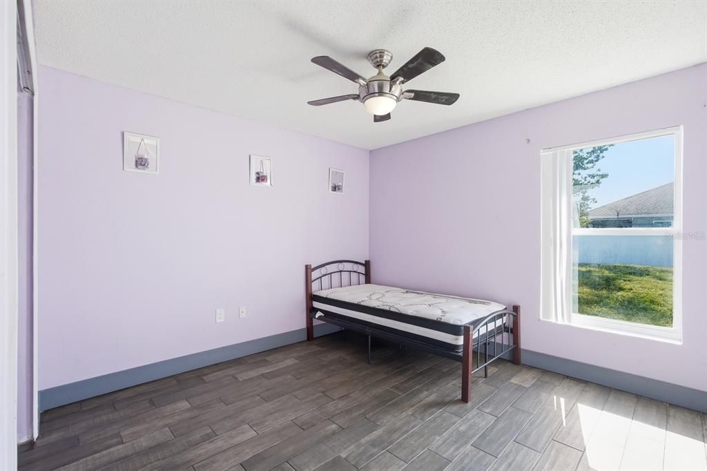 合同活跃: $320,000 (4 贝兹, 2 浴室, 2324 平方英尺)