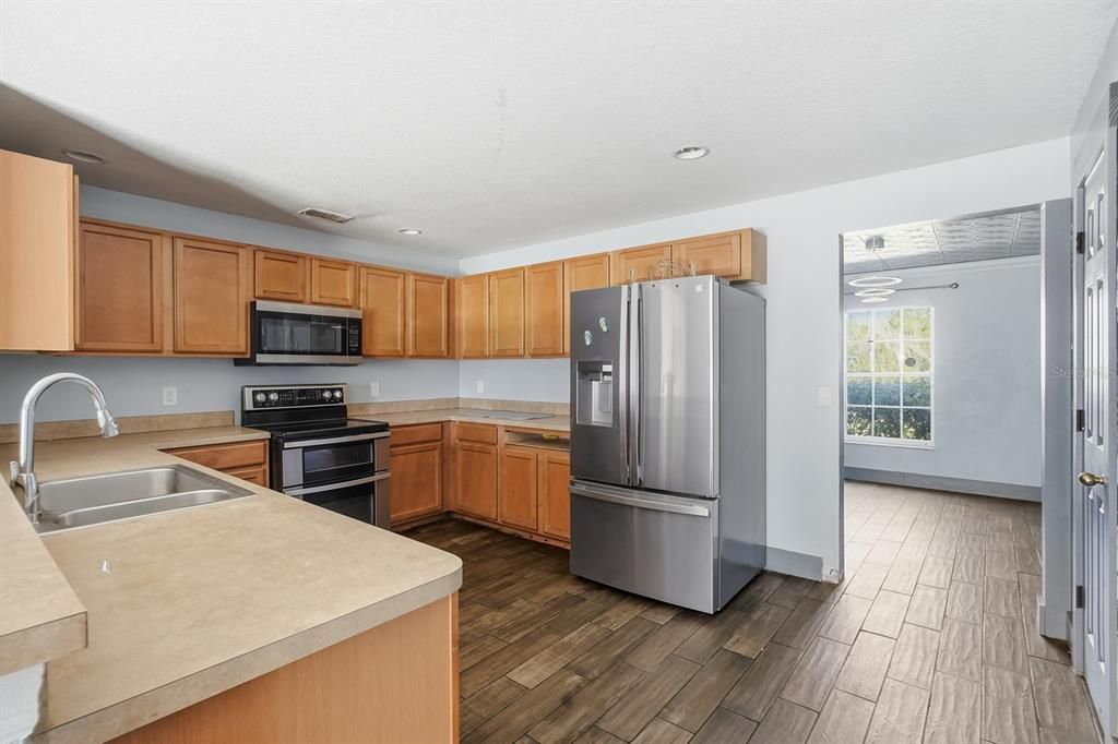 合同活跃: $320,000 (4 贝兹, 2 浴室, 2324 平方英尺)