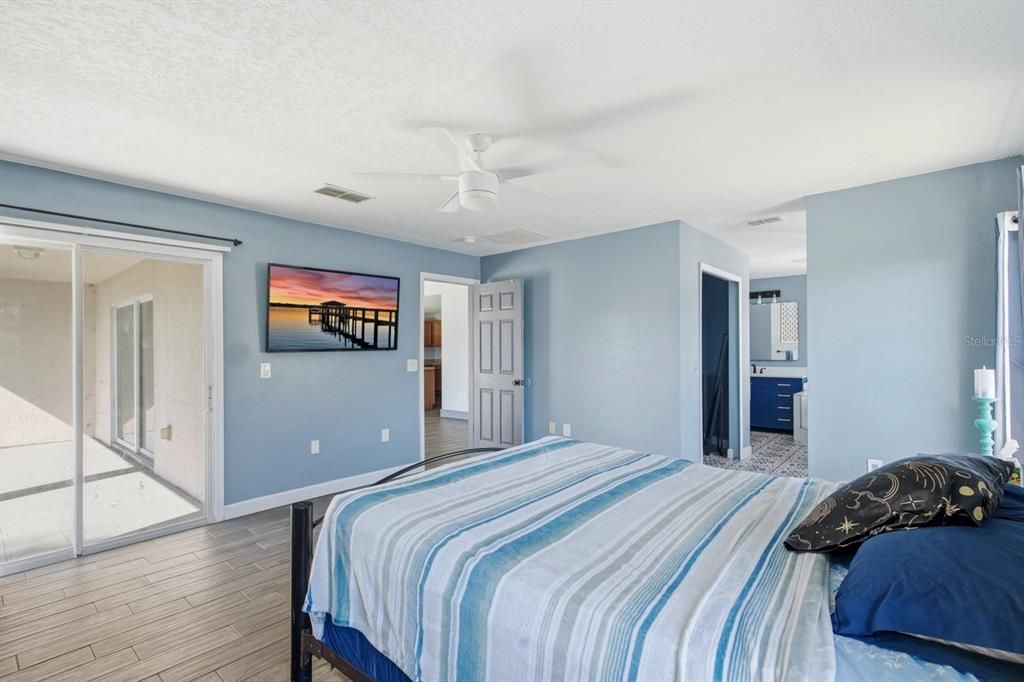 合同活跃: $320,000 (4 贝兹, 2 浴室, 2324 平方英尺)