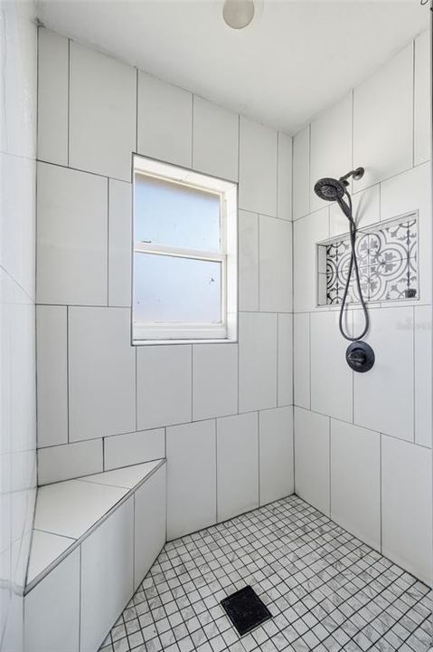 合同活跃: $320,000 (4 贝兹, 2 浴室, 2324 平方英尺)