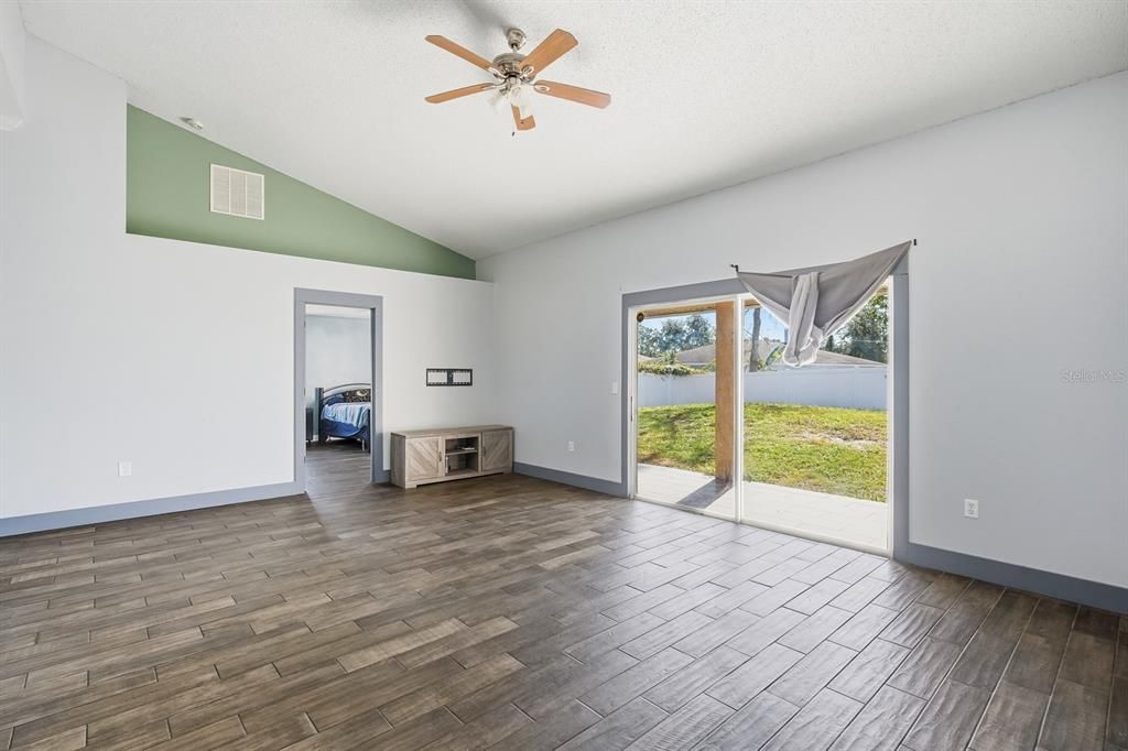 合同活跃: $320,000 (4 贝兹, 2 浴室, 2324 平方英尺)