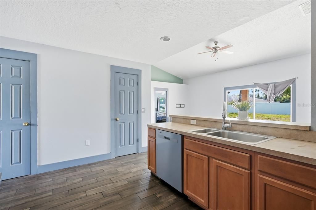 合同活跃: $320,000 (4 贝兹, 2 浴室, 2324 平方英尺)