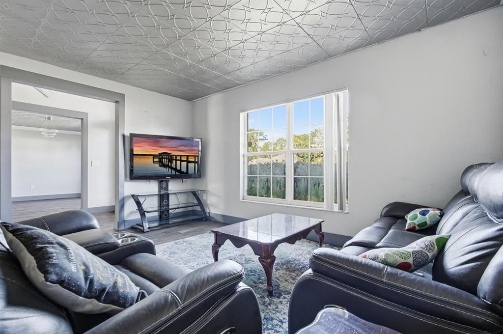 合同活跃: $320,000 (4 贝兹, 2 浴室, 2324 平方英尺)