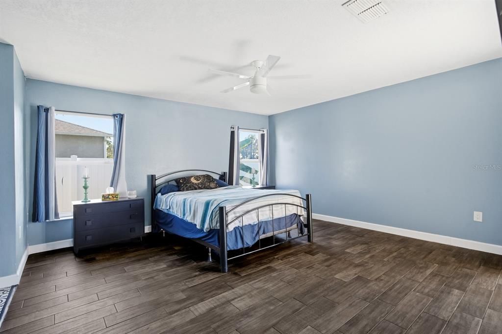 合同活跃: $320,000 (4 贝兹, 2 浴室, 2324 平方英尺)