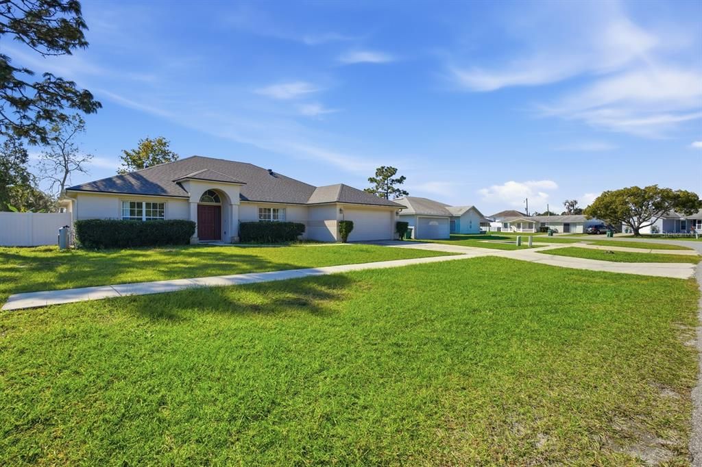 合同活跃: $320,000 (4 贝兹, 2 浴室, 2324 平方英尺)