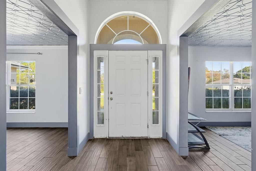 合同活跃: $320,000 (4 贝兹, 2 浴室, 2324 平方英尺)