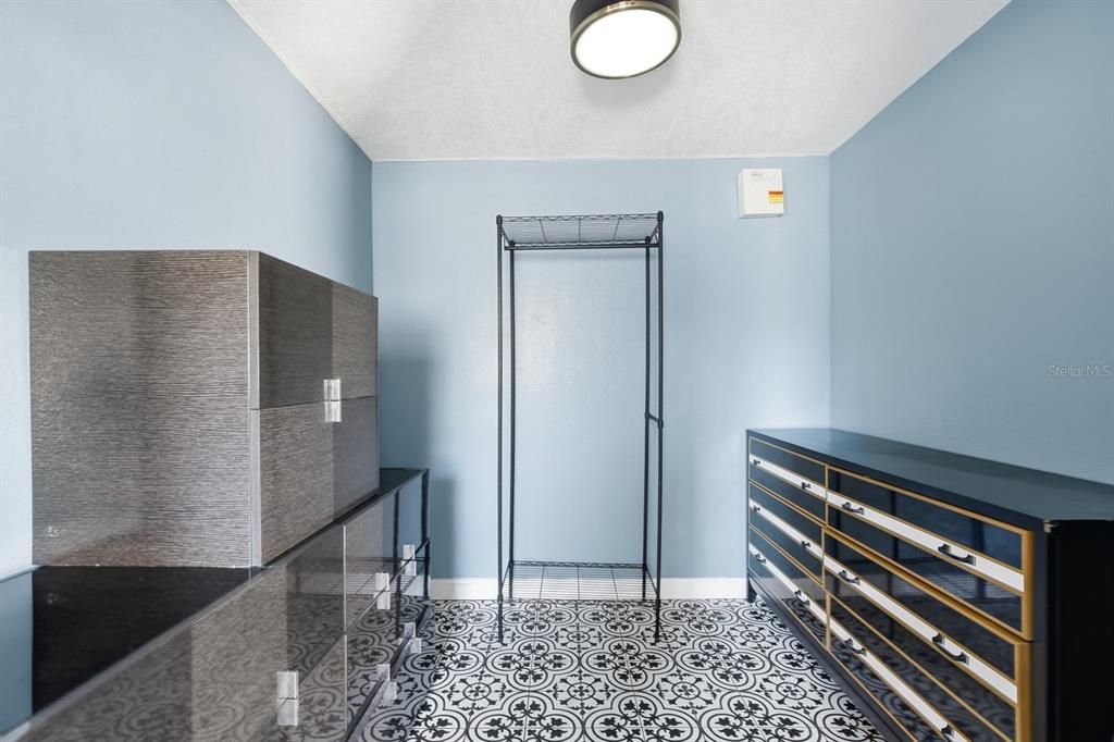 合同活跃: $320,000 (4 贝兹, 2 浴室, 2324 平方英尺)