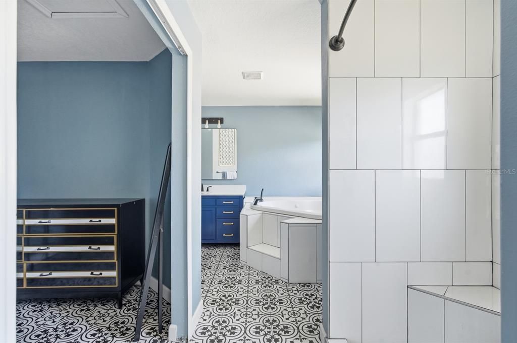 合同活跃: $320,000 (4 贝兹, 2 浴室, 2324 平方英尺)