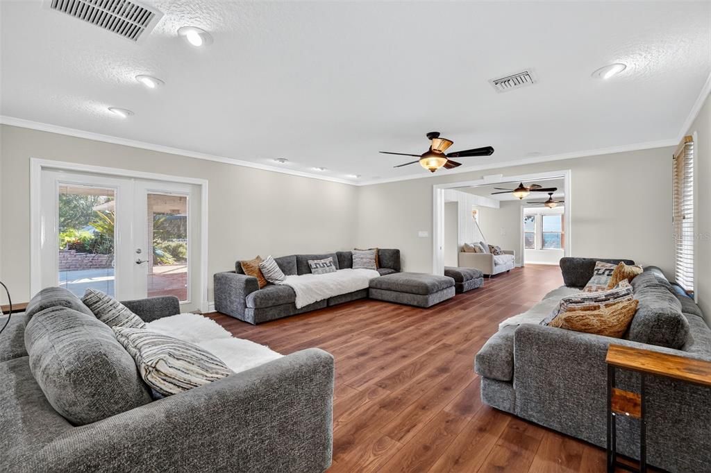 En Venta: $899,000 (5 camas, 3 baños, 3468 Pies cuadrados)