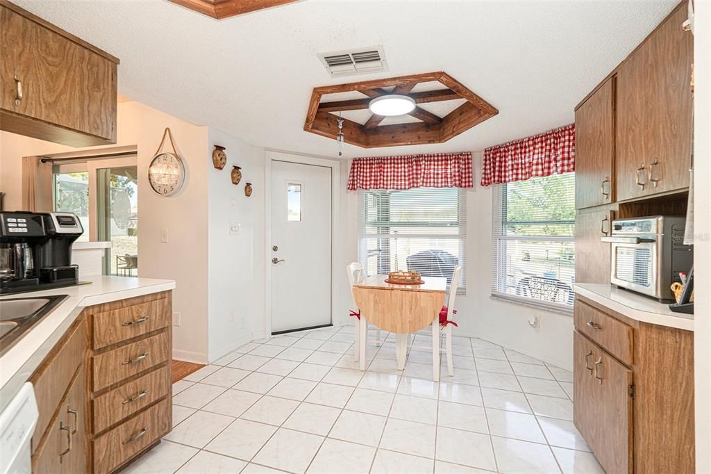 Под контрактом: $250,000 (2 спален, 2 ванн, 1177 Квадратных фут)