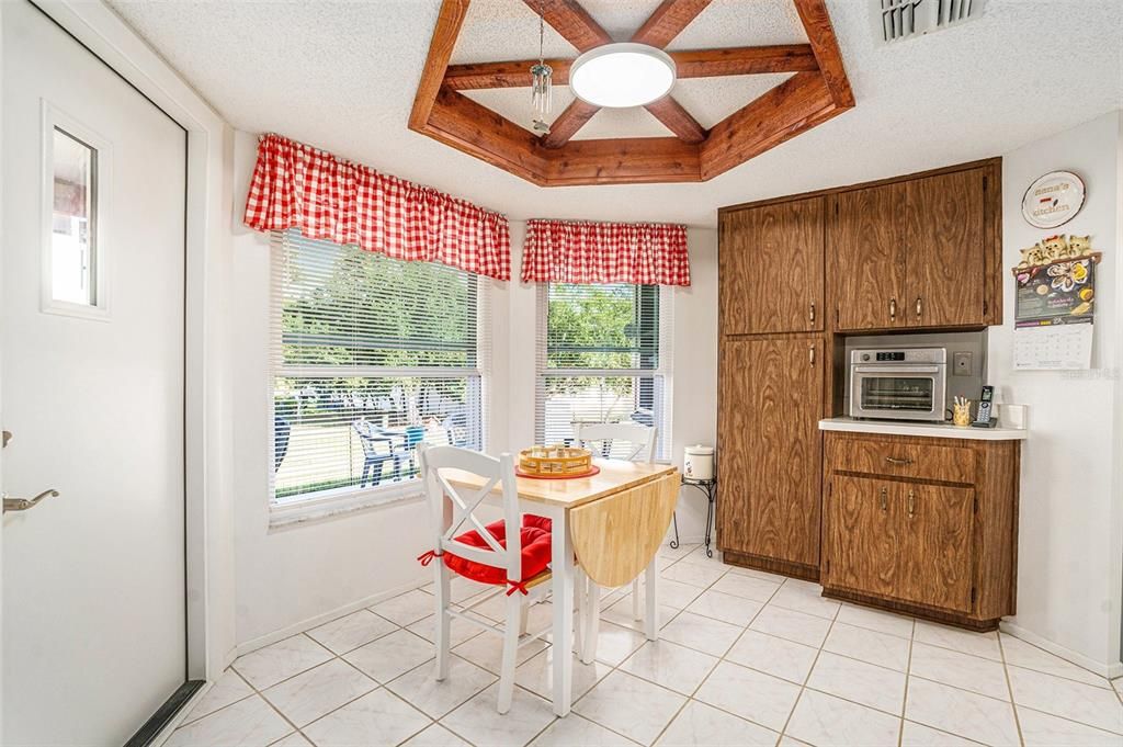 Под контрактом: $250,000 (2 спален, 2 ванн, 1177 Квадратных фут)