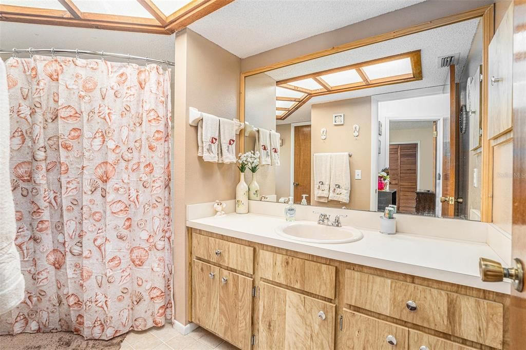 Под контрактом: $250,000 (2 спален, 2 ванн, 1177 Квадратных фут)