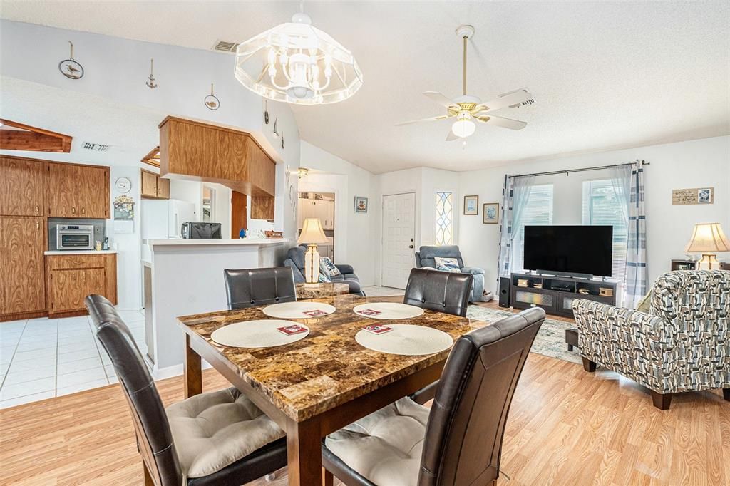 Под контрактом: $250,000 (2 спален, 2 ванн, 1177 Квадратных фут)