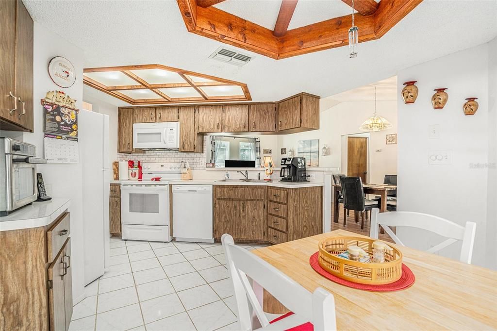 Под контрактом: $250,000 (2 спален, 2 ванн, 1177 Квадратных фут)