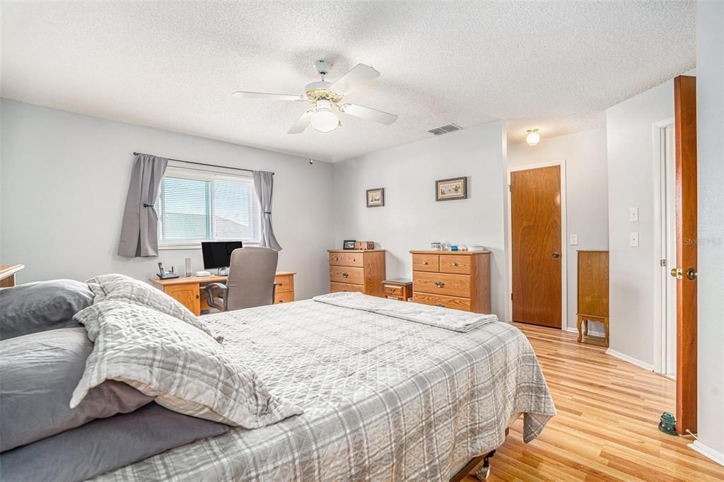 Под контрактом: $250,000 (2 спален, 2 ванн, 1177 Квадратных фут)