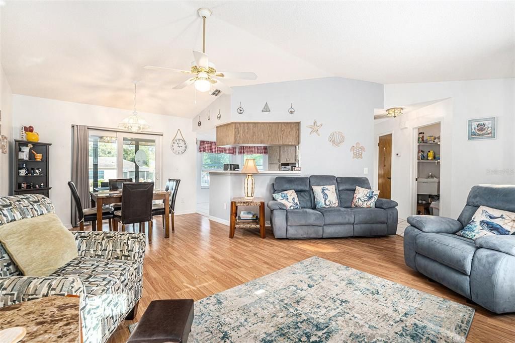 Под контрактом: $250,000 (2 спален, 2 ванн, 1177 Квадратных фут)