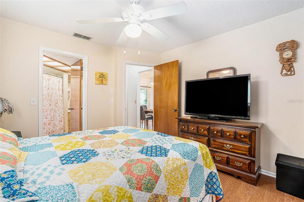 Под контрактом: $250,000 (2 спален, 2 ванн, 1177 Квадратных фут)