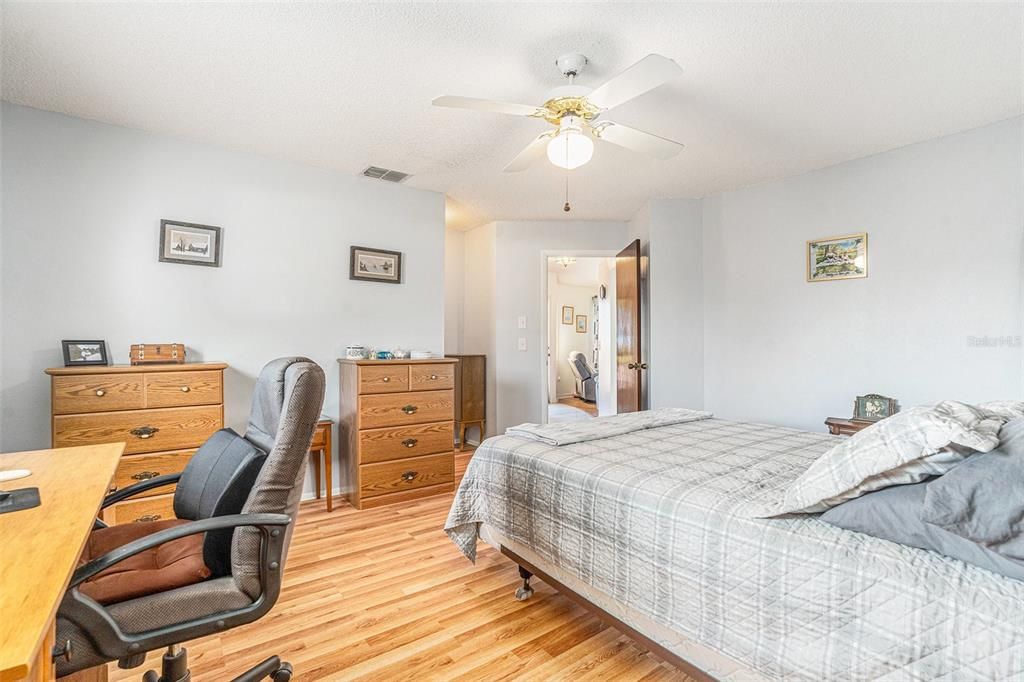 Под контрактом: $250,000 (2 спален, 2 ванн, 1177 Квадратных фут)