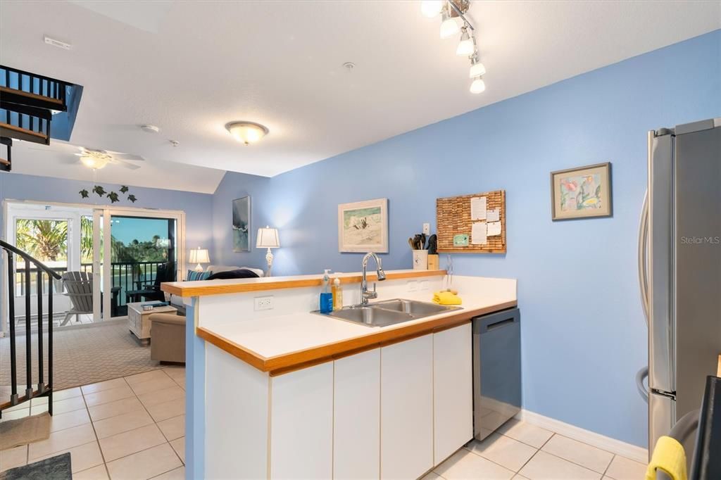 For Sale: $199,000 (2 beds, 2 baths, 946 Square Feet)