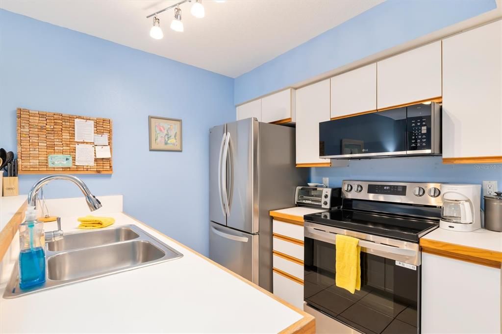 For Sale: $199,000 (2 beds, 2 baths, 946 Square Feet)