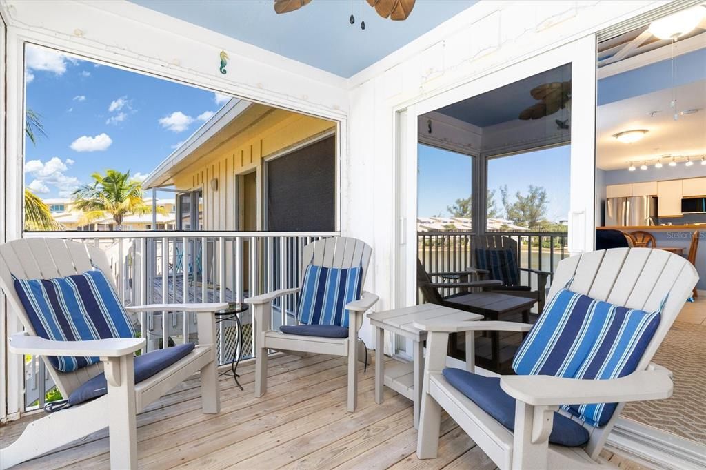 For Sale: $199,000 (2 beds, 2 baths, 946 Square Feet)