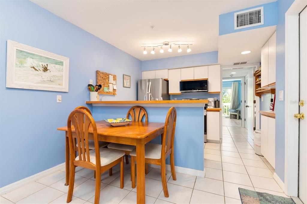 For Sale: $199,000 (2 beds, 2 baths, 946 Square Feet)