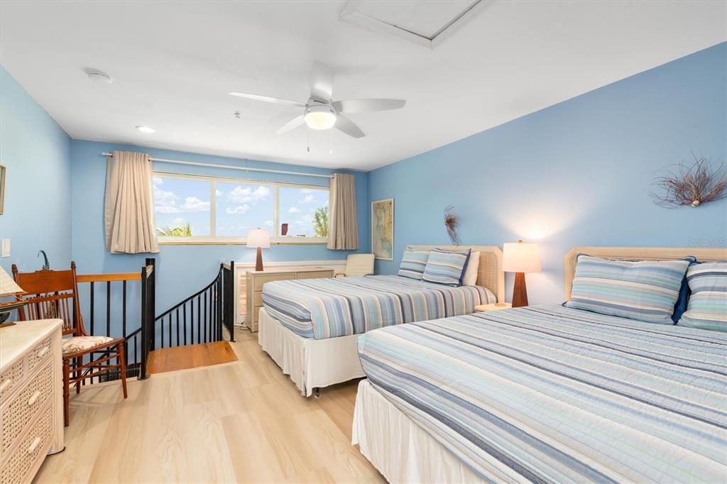 For Sale: $199,000 (2 beds, 2 baths, 946 Square Feet)