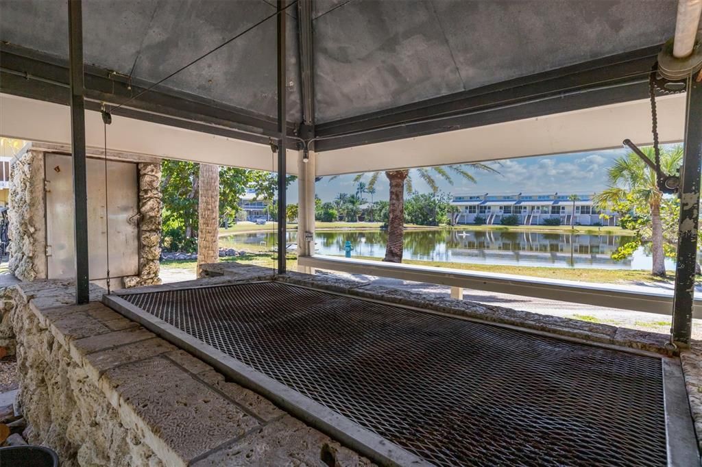 For Sale: $199,000 (2 beds, 2 baths, 946 Square Feet)