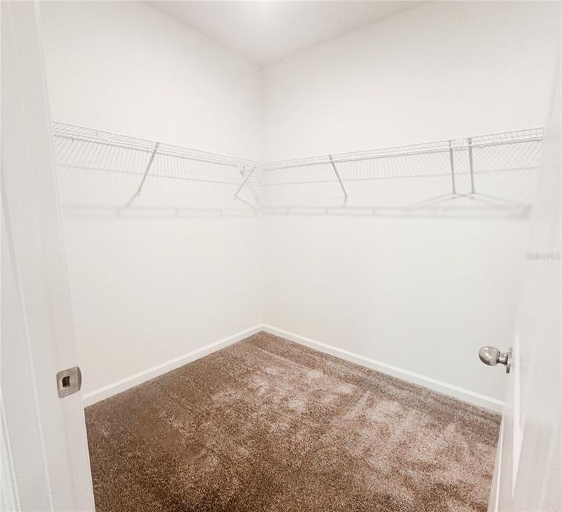 For Rent: $2,100 (4 beds, 2 baths, 1955 Square Feet)