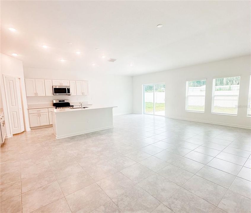 For Rent: $2,100 (4 beds, 2 baths, 1955 Square Feet)