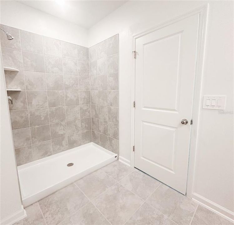 For Rent: $2,100 (4 beds, 2 baths, 1955 Square Feet)