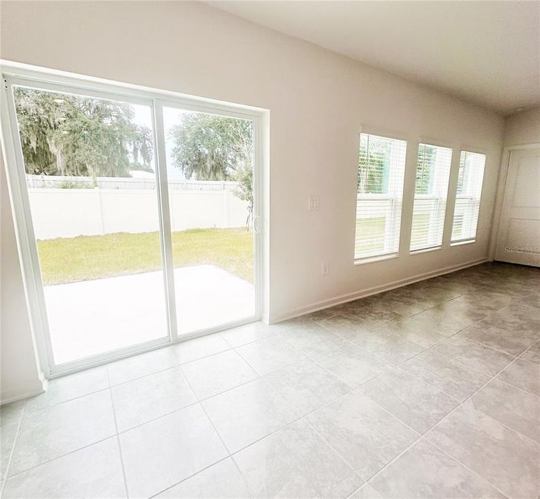 For Rent: $2,100 (4 beds, 2 baths, 1955 Square Feet)