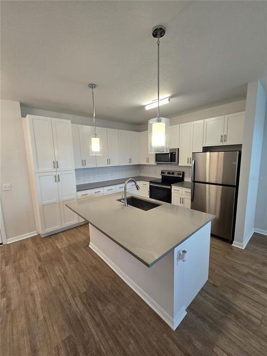 For Rent: $1,595 (1 beds, 1 baths, 733 Square Feet)