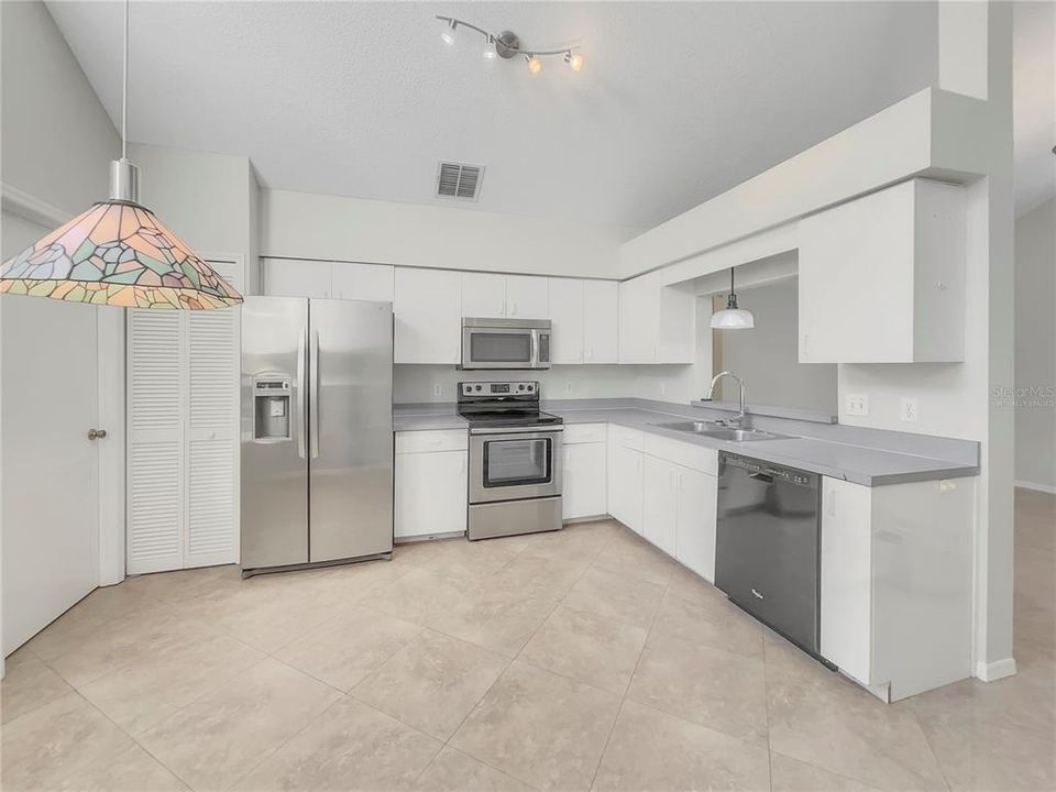 На продажу: $360,000 (3 спален, 2 ванн, 1636 Квадратных фут)